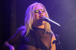 Llum al cicle Vida Records & Friends a l'Antiga Fàbrica Estrella Damm 